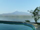 Le volcan Mombacho depuis la piscine sur El Roble